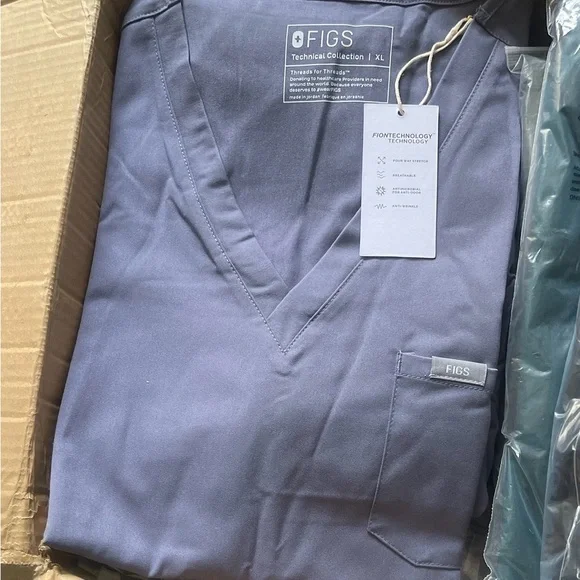 FIGS Three-Pocket Top & Straight-Leg Scrub Set Dusty Periwinkle Blue-Gray - Picture 2 of 2